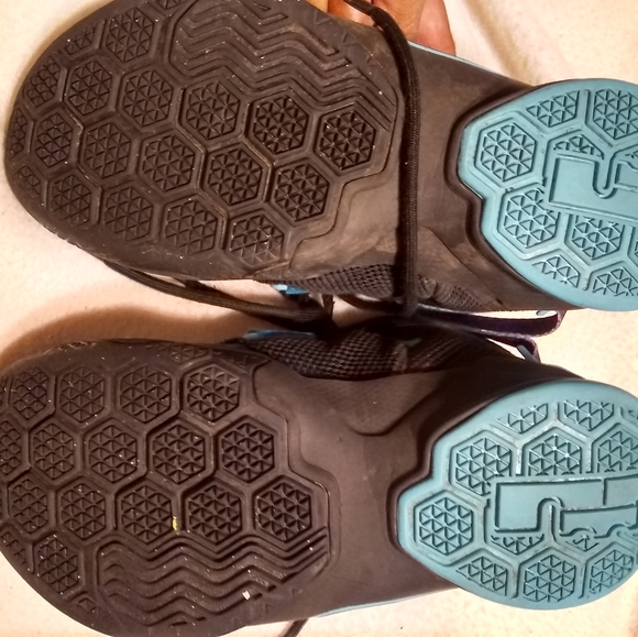 LeBron James tennis shoes - Picture 2 of 10